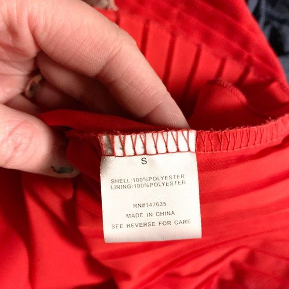 Romeo + Juliet Red Silky Pleated Lace Embellished Sleeveless Blouse - Picture 6 of 7